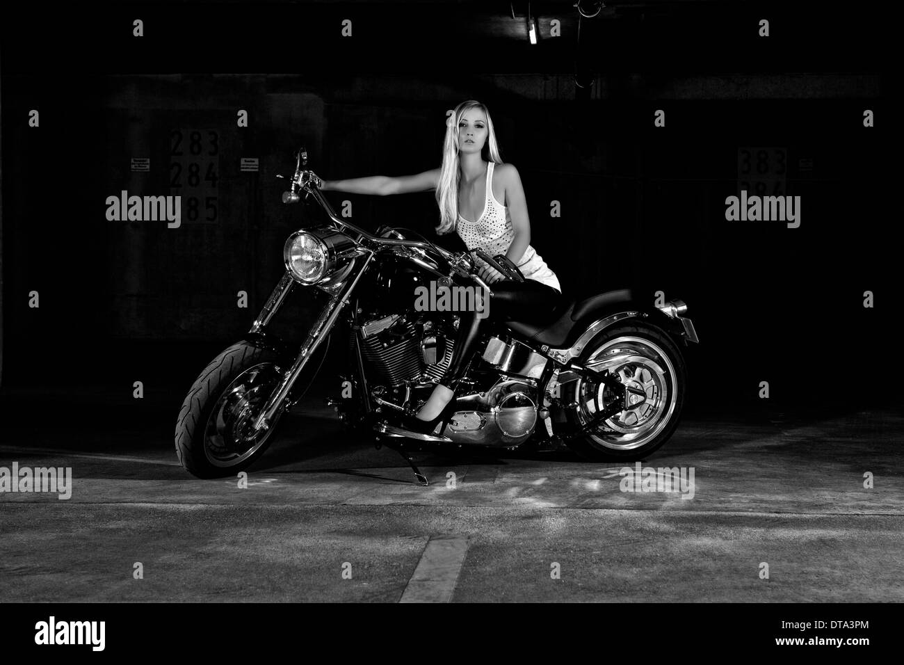 Mujer en una moto Foto de stock