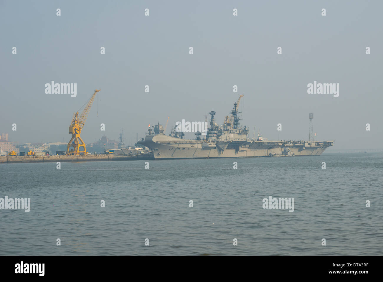 Un portaaviones anclado en el puerto de la Marina, Bombay, Maharashtra, India Foto de stock
