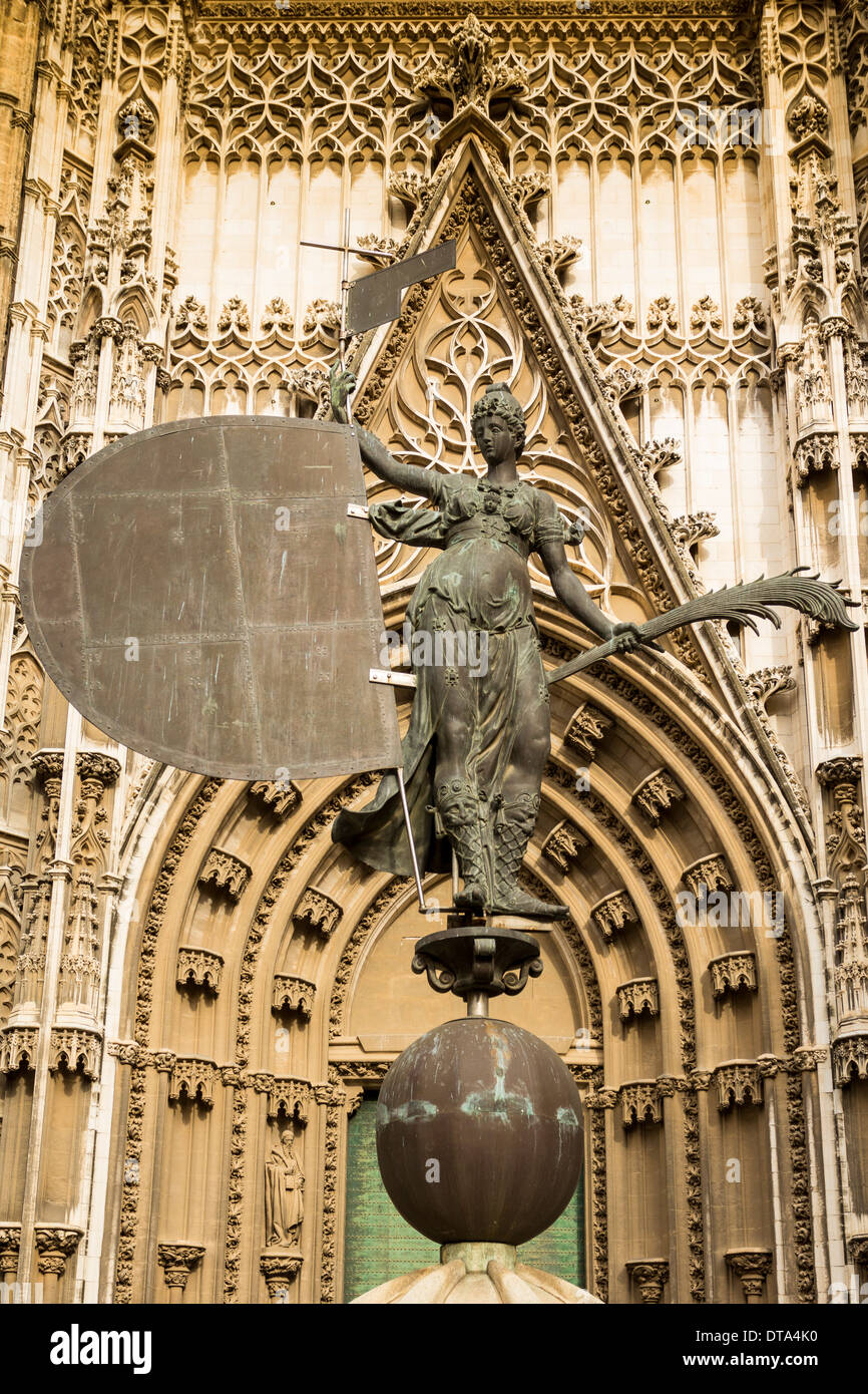 La Catedral de Sevilla con la estatua [ ] la fe que una vez fue colocada en LA PARTE SUPERIOR DE LA TORRE DE LA GIRALDA SE HA SUSTITUIDO POR UNA VERSIÓN MÁS RECIENTE Foto de stock