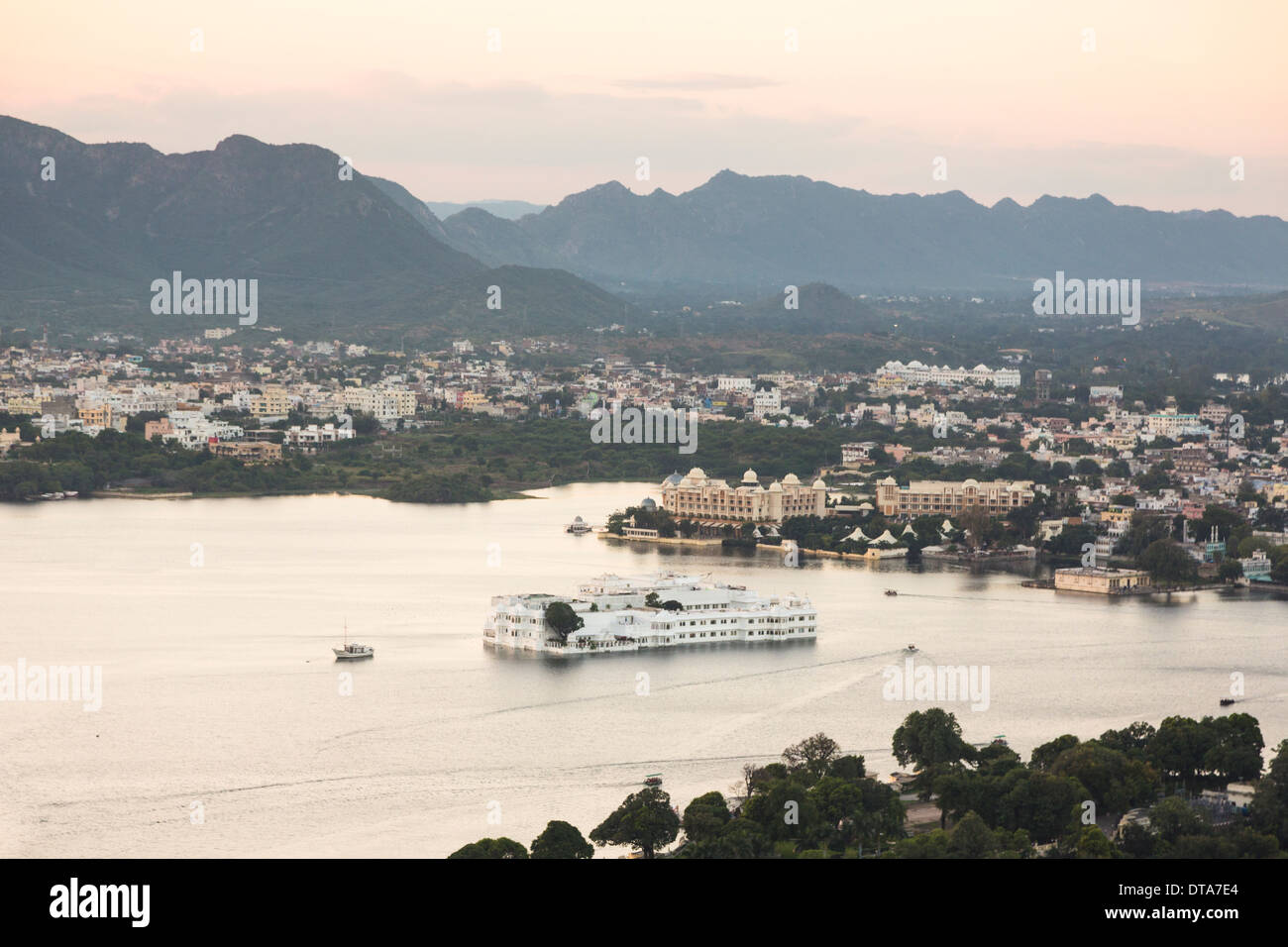 Palacios en medio del lago pichola en Udaipur en la noche, Rajasthan, India Foto de stock