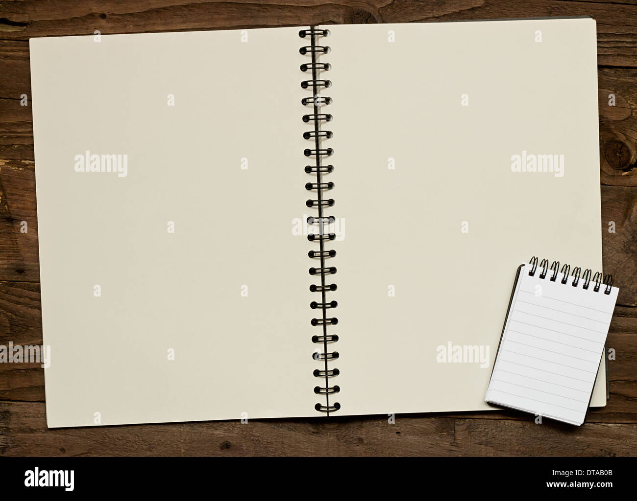 Anillo blanco enlazado en un álbum de fondo de madera rústica con copia espacio para la inserción de mensajes o elementos de diseño. Foto de stock