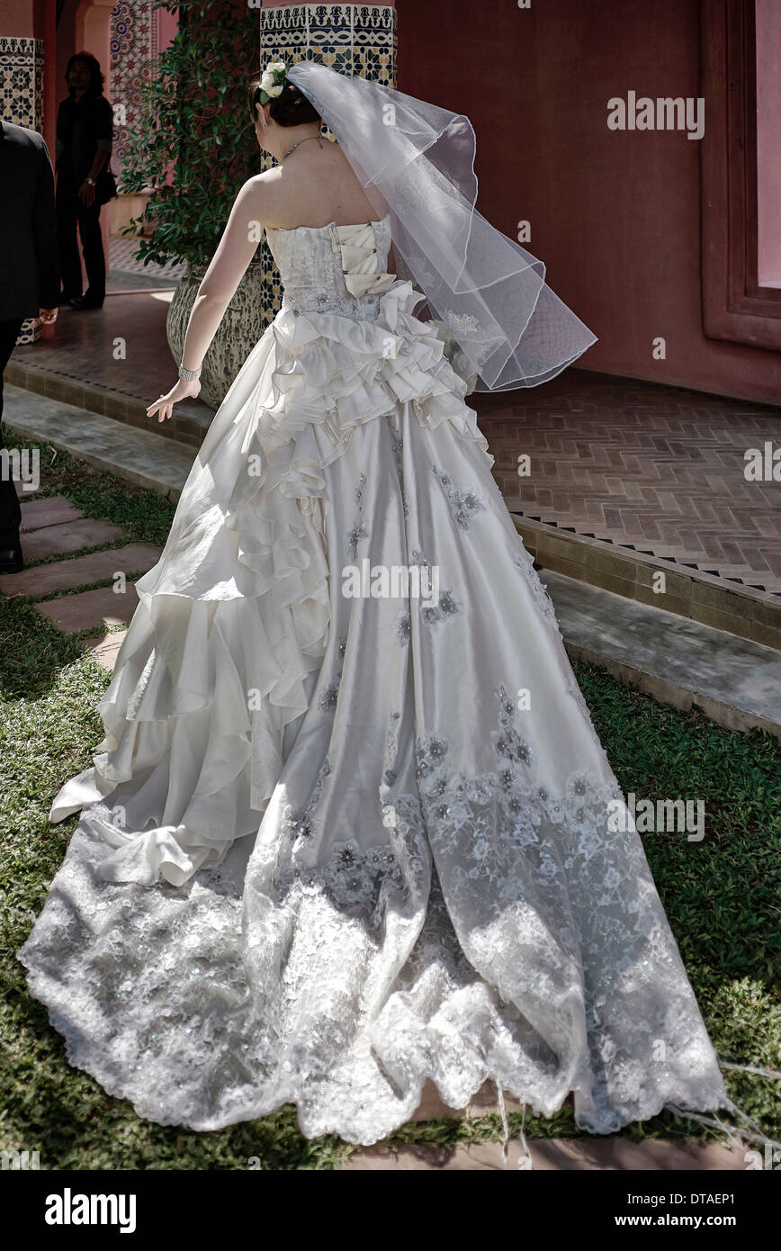 Bata nupcial. Vista trasera de un vestido de novia tradicional satinada  blanca y velo de cabeza Fotografía de stock - Alamy
