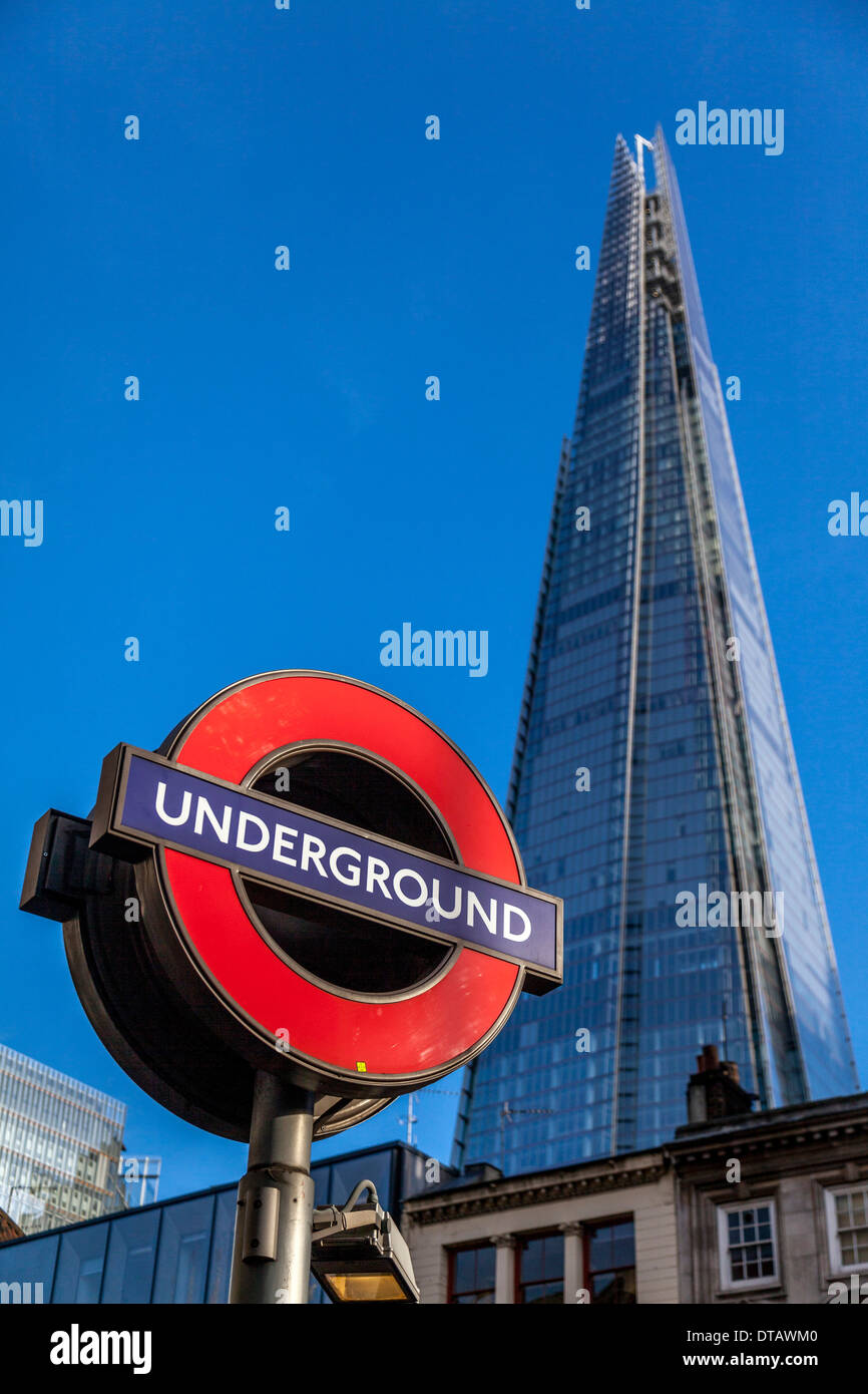 Señal del Metro de Londres y el Shard, Londres, Inglaterra Foto de stock