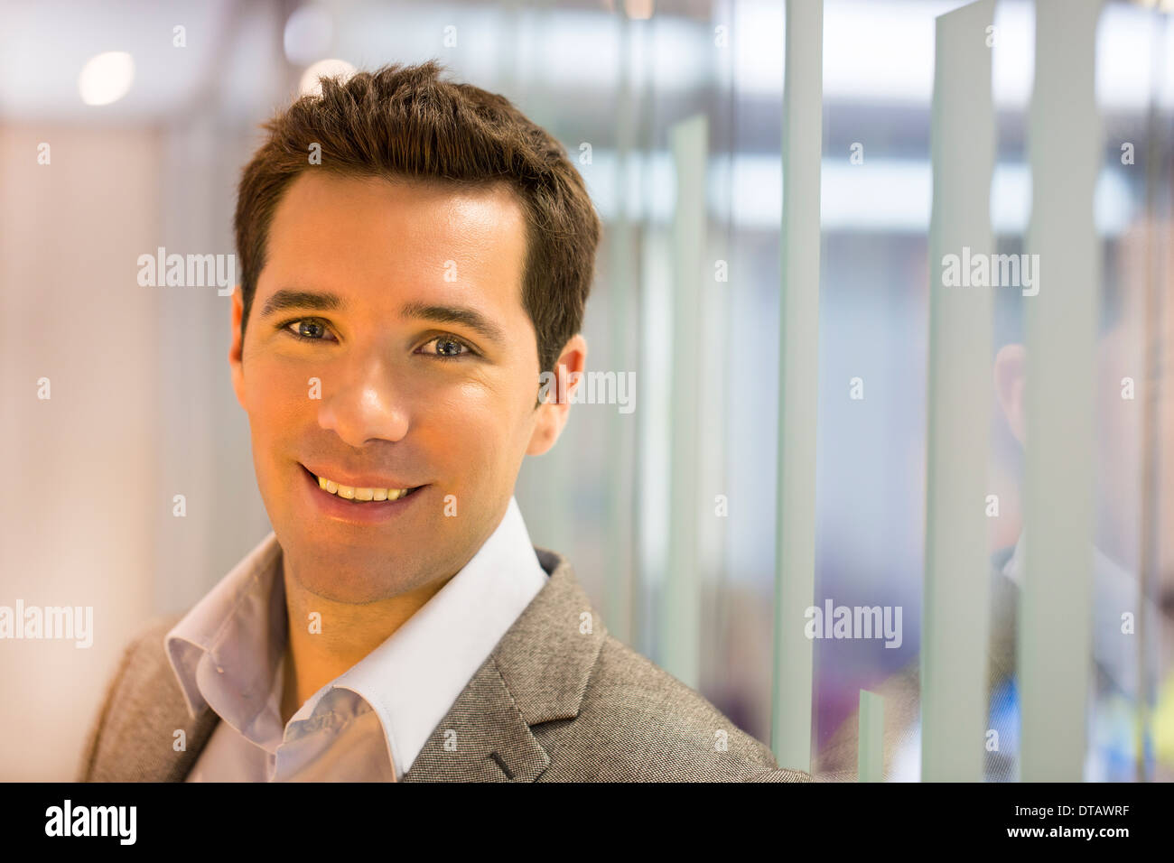Retrato de sonriente empresario guapo en la oficina, mirando la cámara Foto de stock