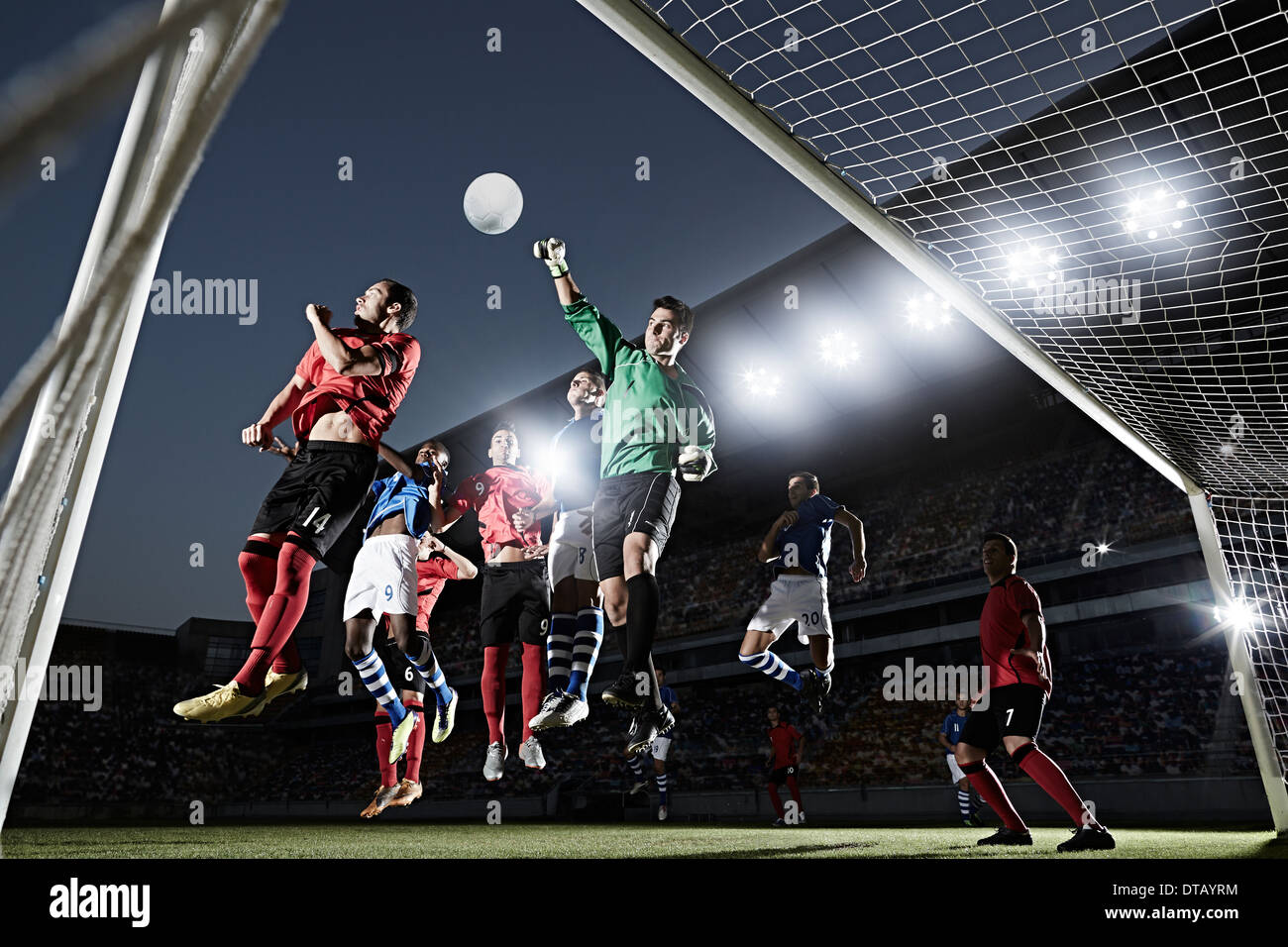 Jugadores de fútbol defendiendo objetivo Foto de stock