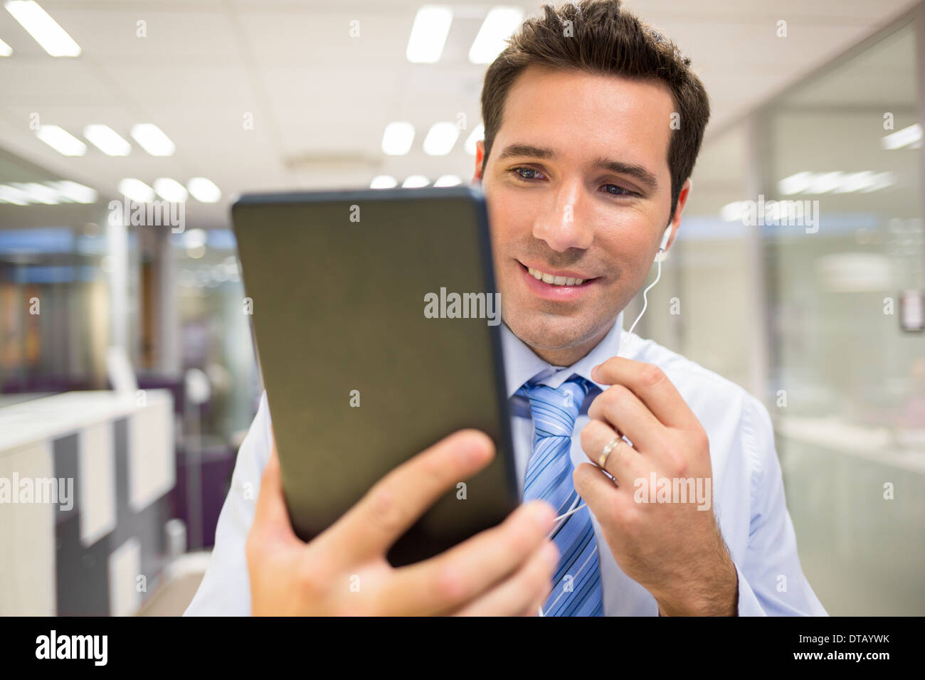 Retrato del empresario conversando en la oficina cone tablet digital, Skype Foto de stock