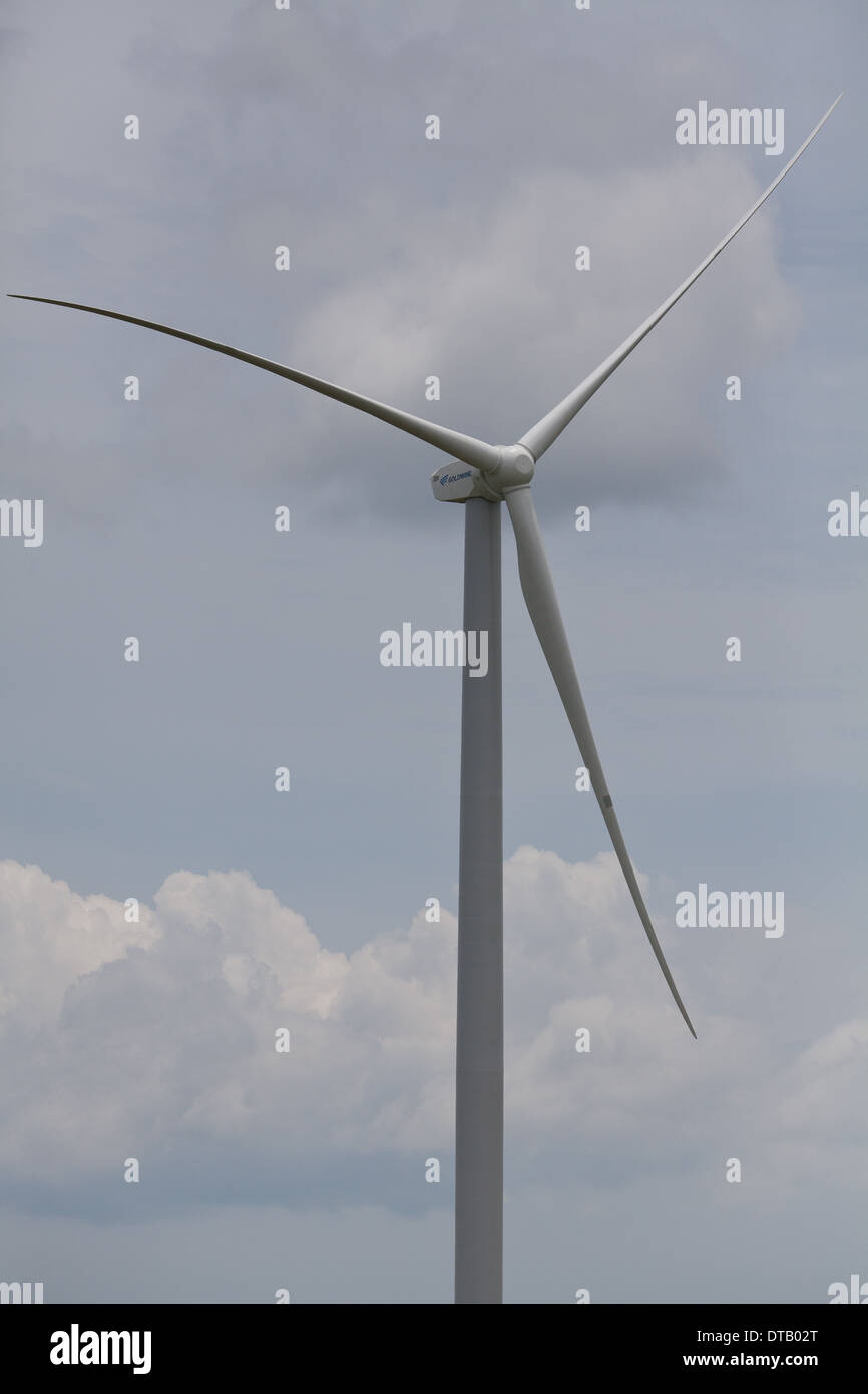 El molino de viento para la producción de energía eléctrica cerca de Penonomé en la provincia de Coclé, República de Panamá. De septiembre de 2013. Foto de stock