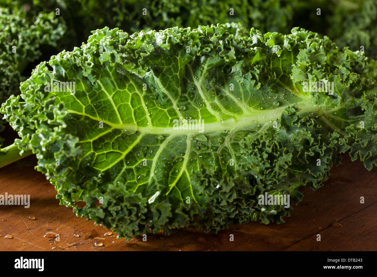 Montón de Raw saludables verduras de hoja rizada verde Foto de stock