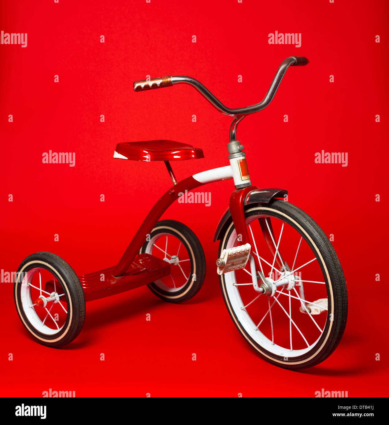 Vintage red tricycle fotografías e imágenes de alta resolución - Alamy
