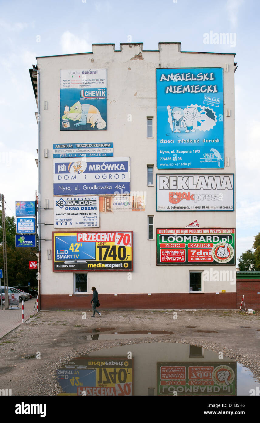 Nysa, Polonia, la pared de la casa con diversos carteles publicitarios Foto de stock