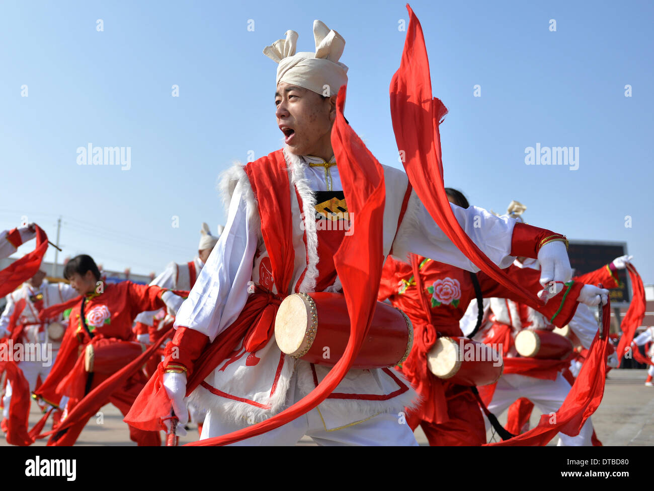 Hohhot, China la Región Autónoma de Mongolia Interior. El 14 de febrero de 2014. La gente del Condado Horinger realizar tambor batiendo durante una celebración en Hohhot, capital del norte de China, la Región Autónoma de Mongolia Interior, el 14 de febrero, 2014. La gente en el interior de Mongolia celebró diversas celebraciones para el Festival de las Linternas, que cae en el decimoquinto día del primer mes del calendario lunar, o el 14 de febrero de este año. Crédito: Ren Junchuan/Xinhua/Alamy Live News Foto de stock