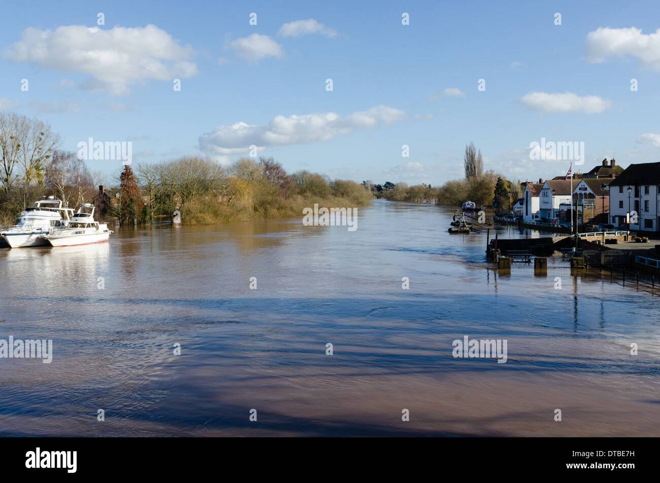 Inundado río Severn en Upton-on-Severn en Worcestershire Foto de stock