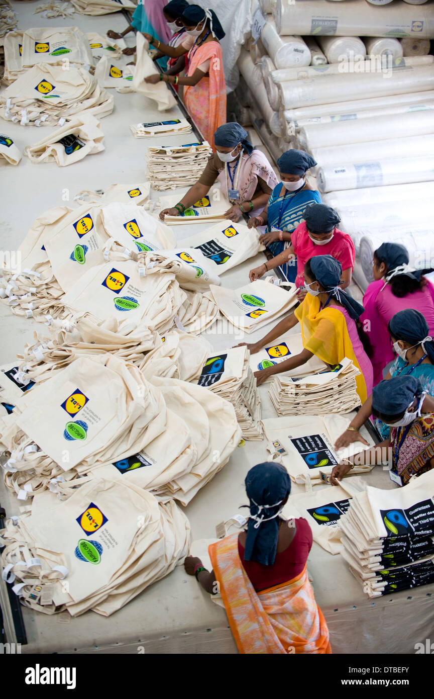 La India Miraj , fábrica textil Esteam producir bolsas de algodón de  comercio justo para el Descontador en países occidentales, aquí la línea de  producción para supermercado alemán descontador Lidl, mujeres que