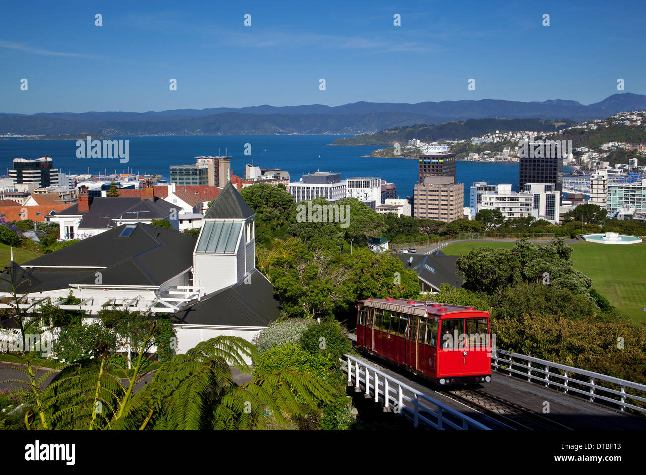 El teleférico y vistas a la ciudad, Wellington, en la Isla del Norte, Nueva Zelanda Foto de stock
