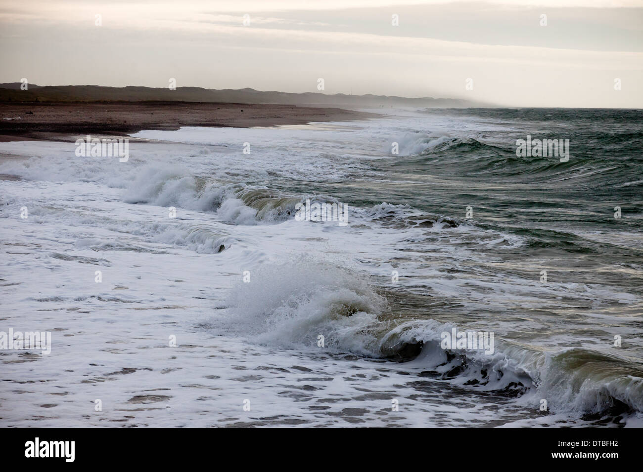 Mar tempestuoso, en la costa de la península en tu Dinamarca Foto de stock