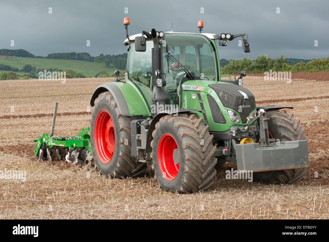 Fendt 724 tractor y Simba DTX cultivador en el 63º Campeonato Nacional Británico del arado en 2013. Foto de stock