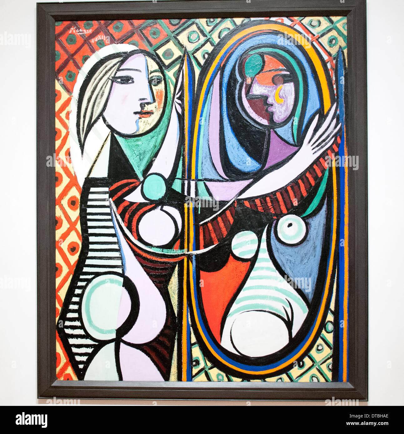Chica ante un espejo de Pablo Picasso en el Museo de Arte Moderno de la  ciudad de Nueva York, EE.UU Fotografía de stock - Alamy