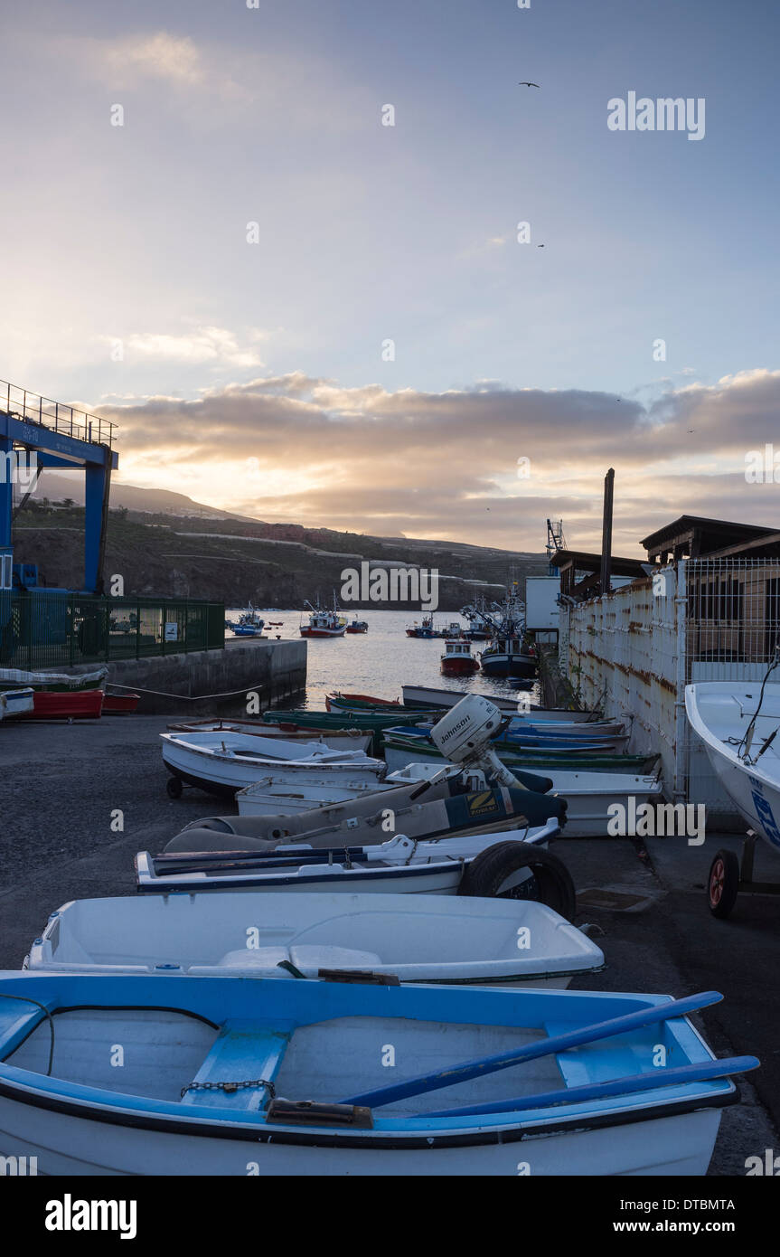 Los barcos en la grada en el puerto de San Juan en la playa al amanecer, Tenerife, Islas Canarias, España Foto de stock