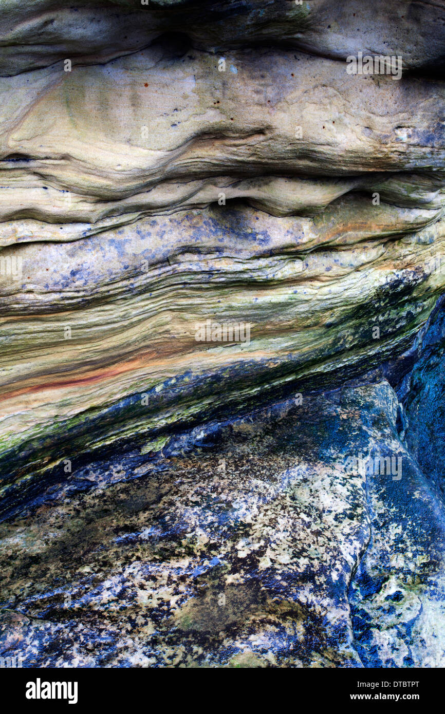 Capas de rocas multicolores en Doo Craigs St Andrews Fife Escocia Foto de stock