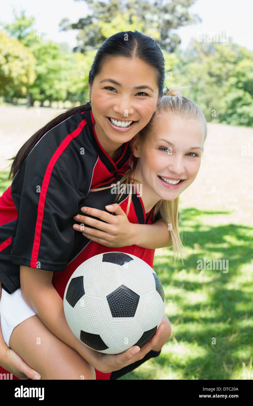 Jugador de fútbol femenino sumarse teammate Foto de stock
