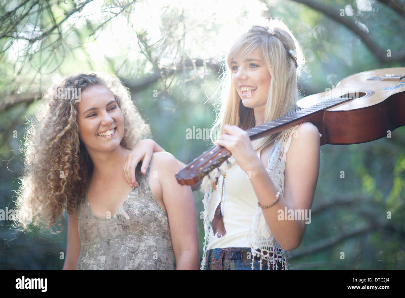 Dos chicas adolescentes con guitarra acústica en woodland Fotografía de  stock - Alamy