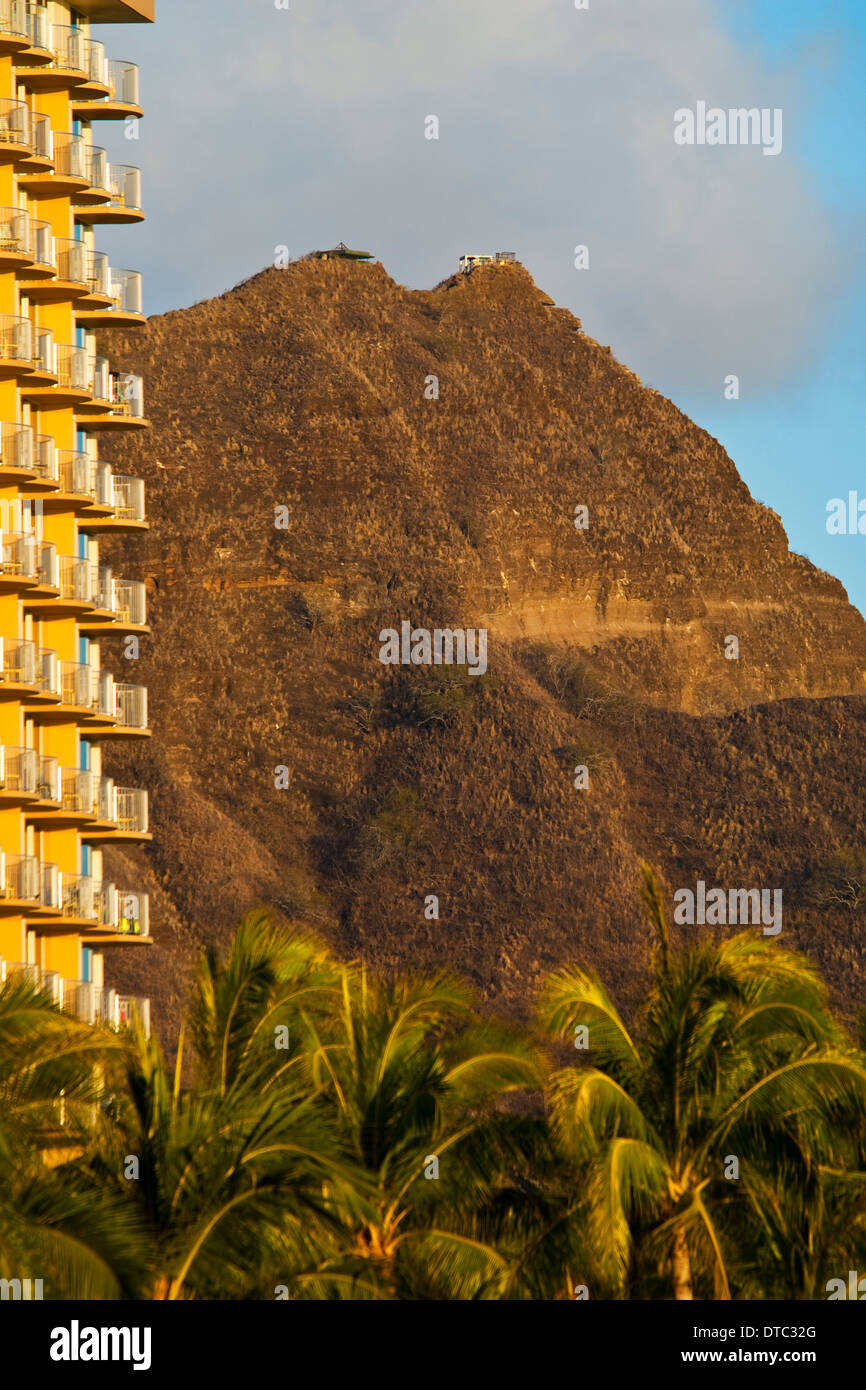 El cráter de Diamond Head por encima de la playa Waikiki, Honolulu, Oahu, Hawaii Foto de stock