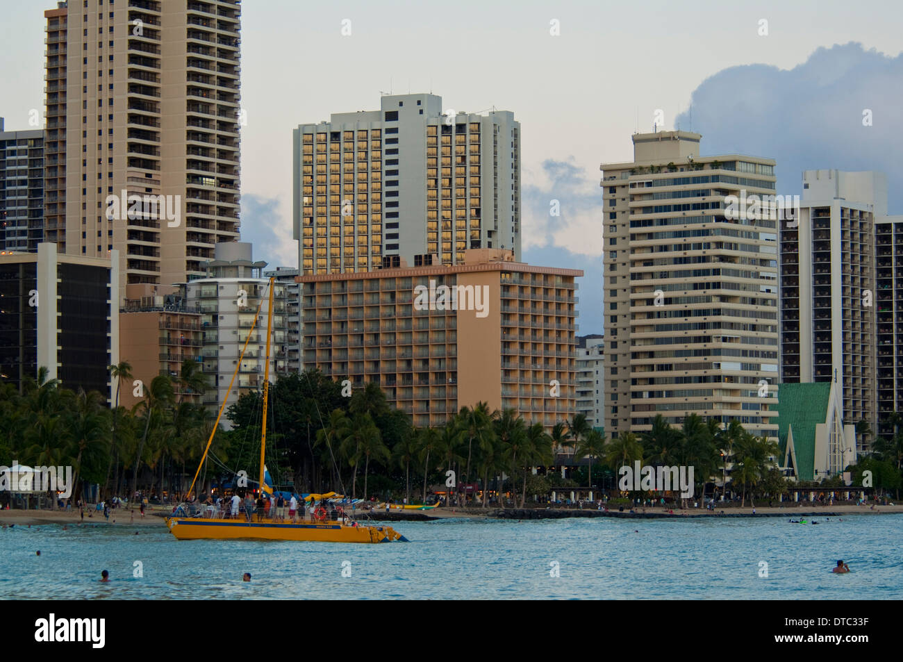 Los edificios a lo largo de la playa de Waikiki, Honolulu, Oahu, Hawaii Foto de stock