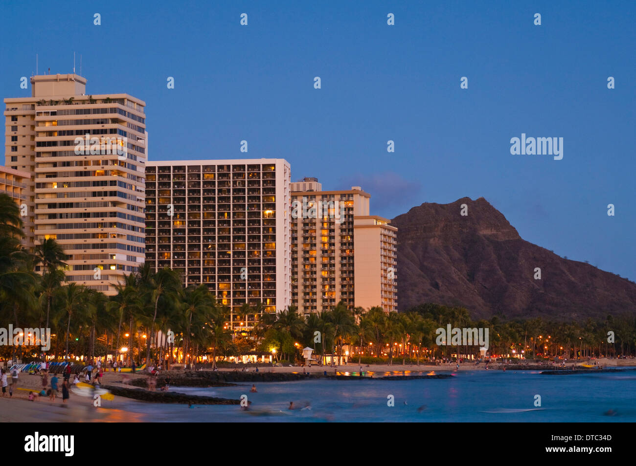 Luz del atardecer en la playa Waikiki y Diamond Head, Honolulu, Oahu, Hawaii Foto de stock