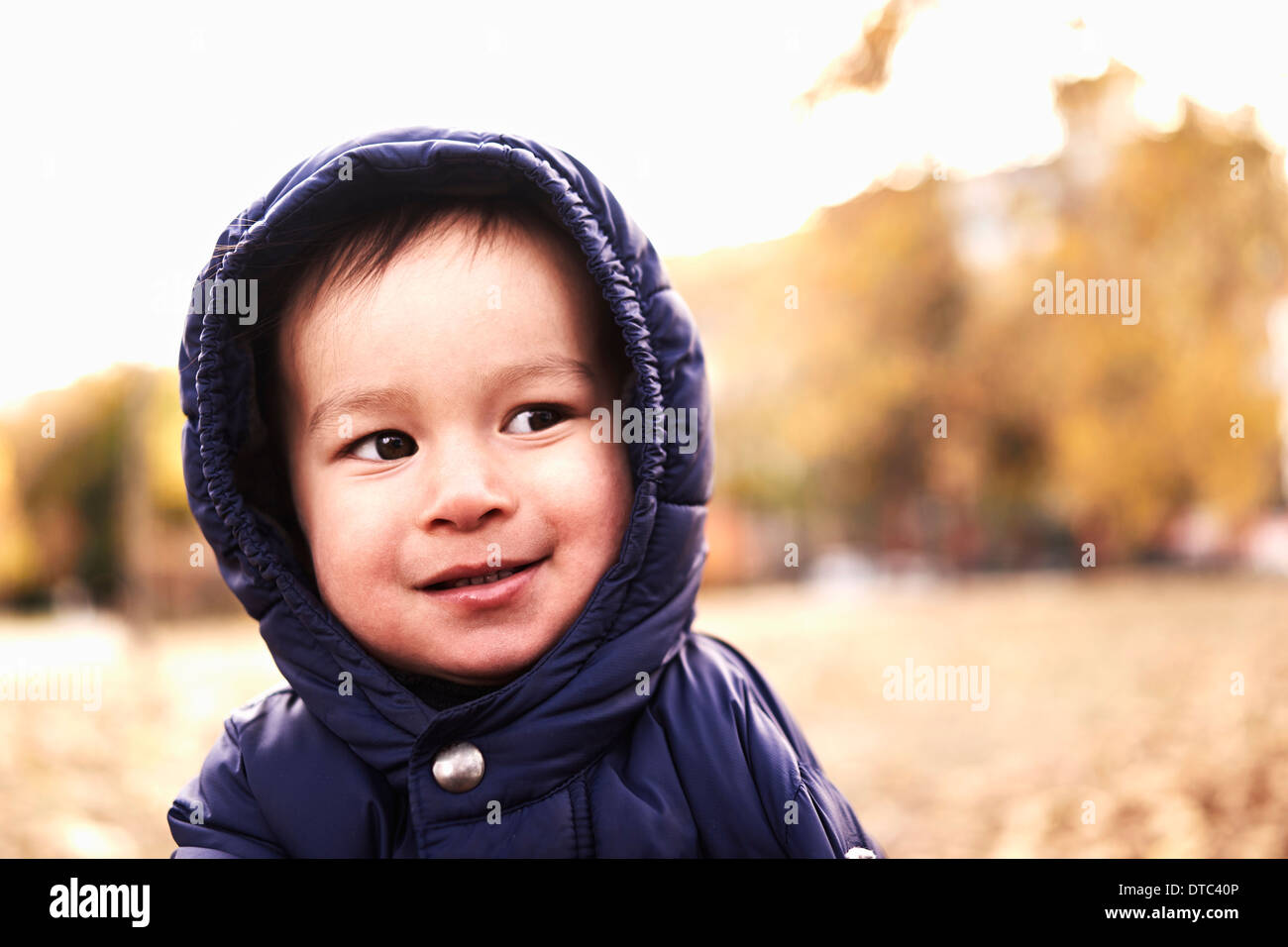 Retrato de niño en el anorak con capucha Foto de stock
