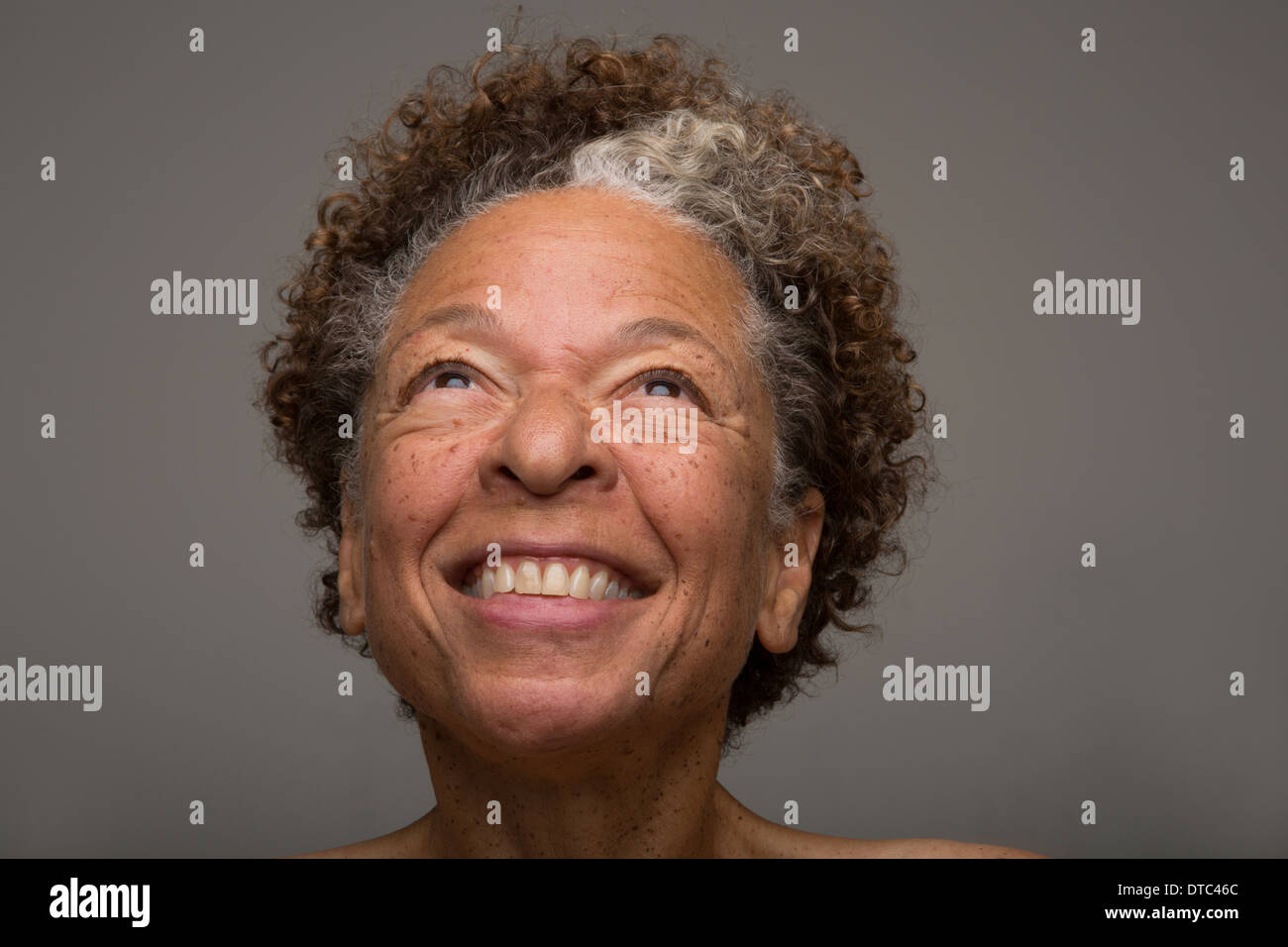 Cerrar studio retrato de mujer senior sonriente Foto de stock