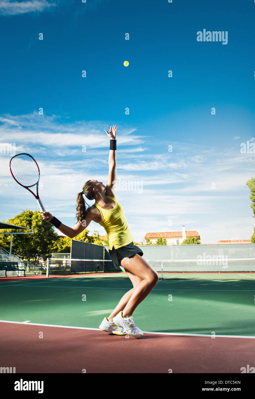 Jugador de tenis femenino golpeando la bola Foto de stock
