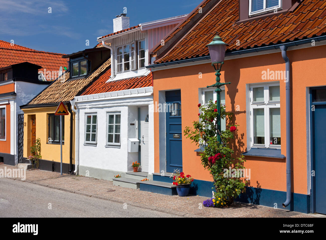 Histórica y coloridas casas con fachadas decoradas con flores en la ciudad  Ystad, Skåne / Scania, Suecia Fotografía de stock - Alamy