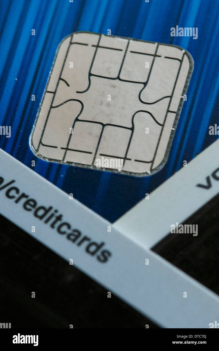 Una tarjeta de crédito Visa con chip EMV, también conocido como "chip y PIN" yuxtapuestas con una tarjeta magnética. Foto de stock
