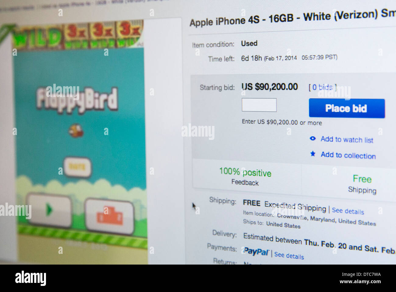 Un iPhone cargado con la app FlappyBird enumeradas en eBay por $90,200.00. Foto de stock