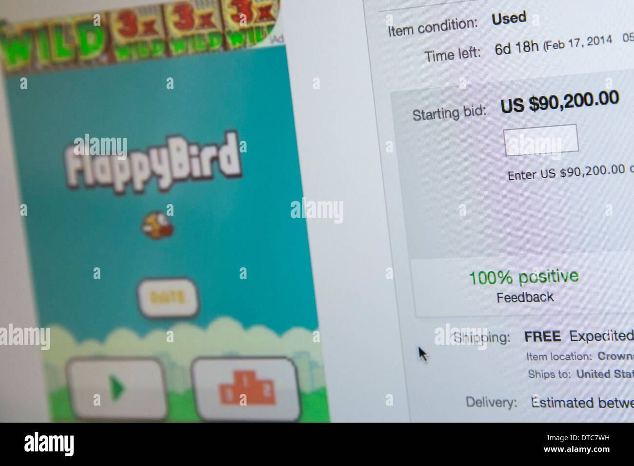 Un iPhone cargado con la app FlappyBird enumeradas en eBay por $90,200.00. Foto de stock