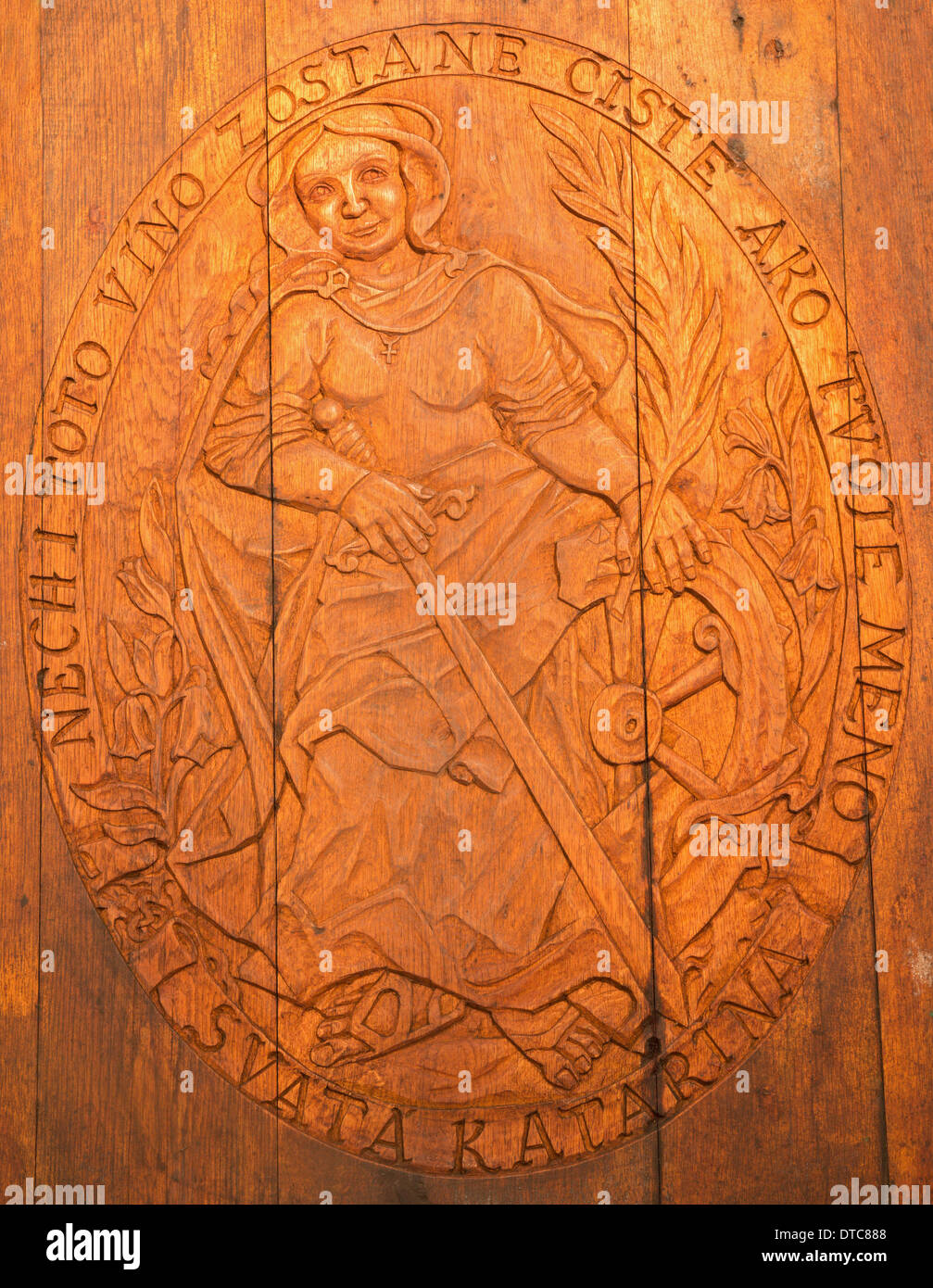Socorro tallada de Saint Katherine clannish como patrono de la bodega de gran productor eslovaco. Foto de stock