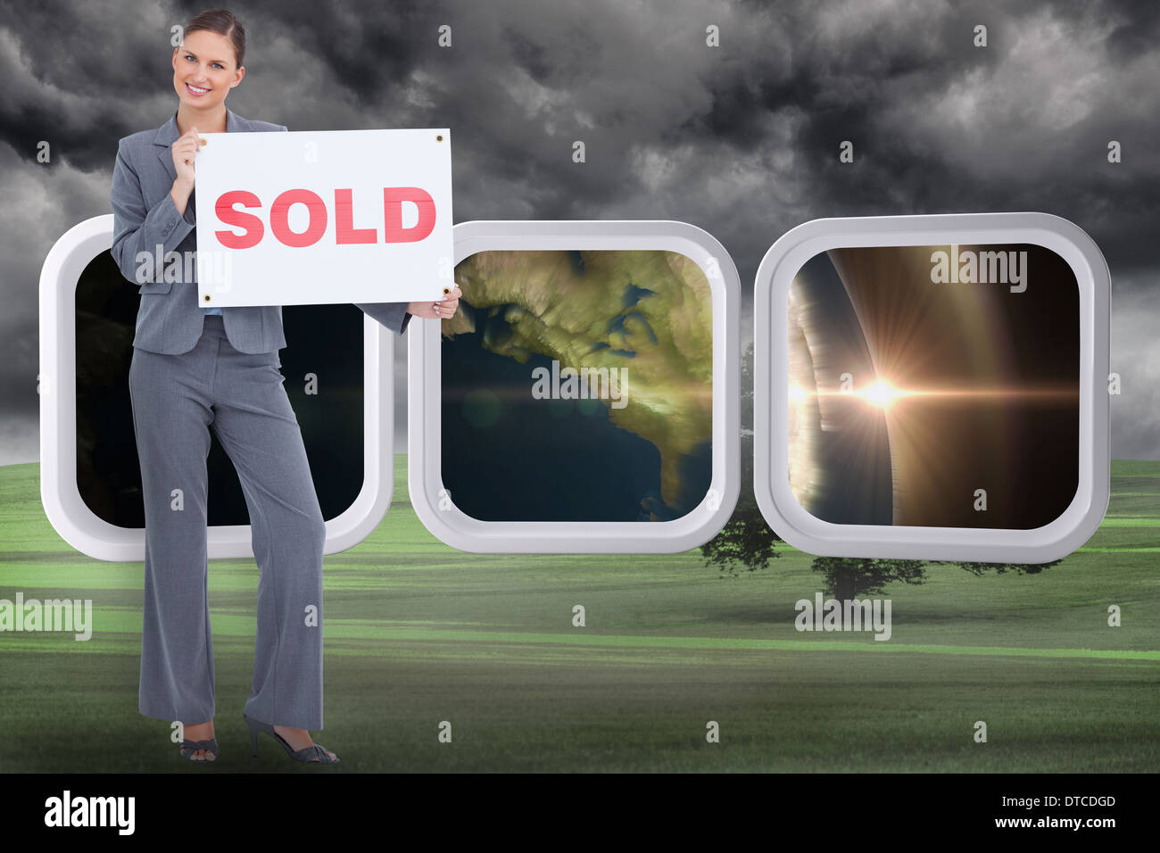 Imagen compuesta de feliz real estate agent con signo vendidos Foto de stock