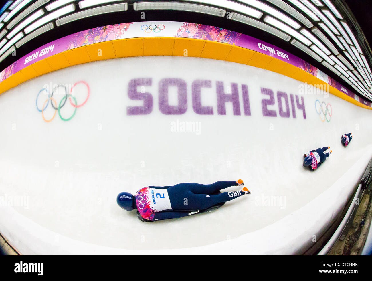 Lizzie Yarnold, medallista de oro de Gran Bretaña consiguiendo la victoria en el Ladies Medalla esqueleto Ronda en los XXII Juegos Olímpicos de invierno de Sochi, Rusia. El 14 de febrero de 2014. Crédito: Además de los deportes de acción/Alamy Live News Foto de stock