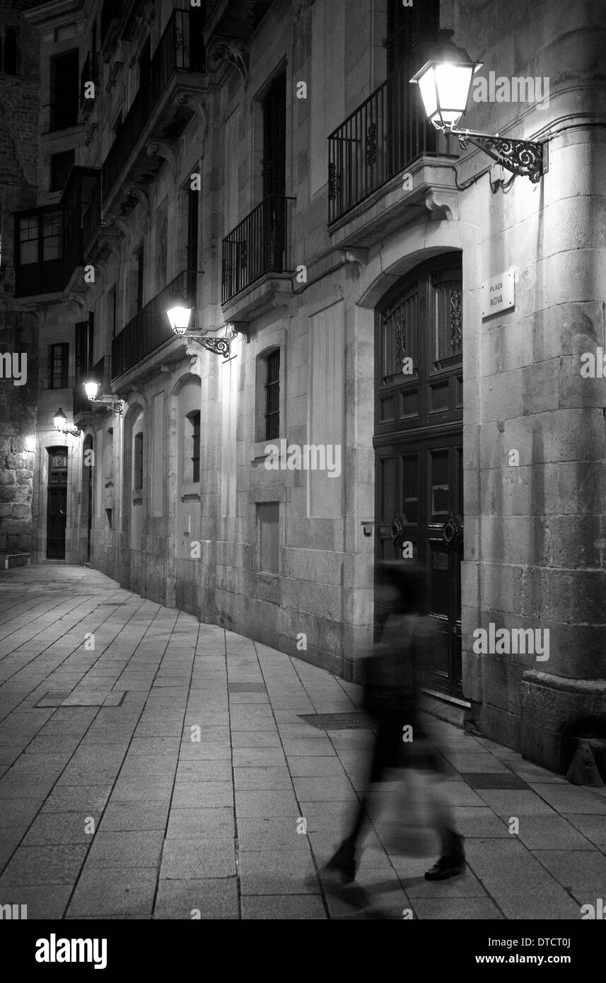 Paseo nocturno en el centro de la ciudad de Barcelona Foto de stock