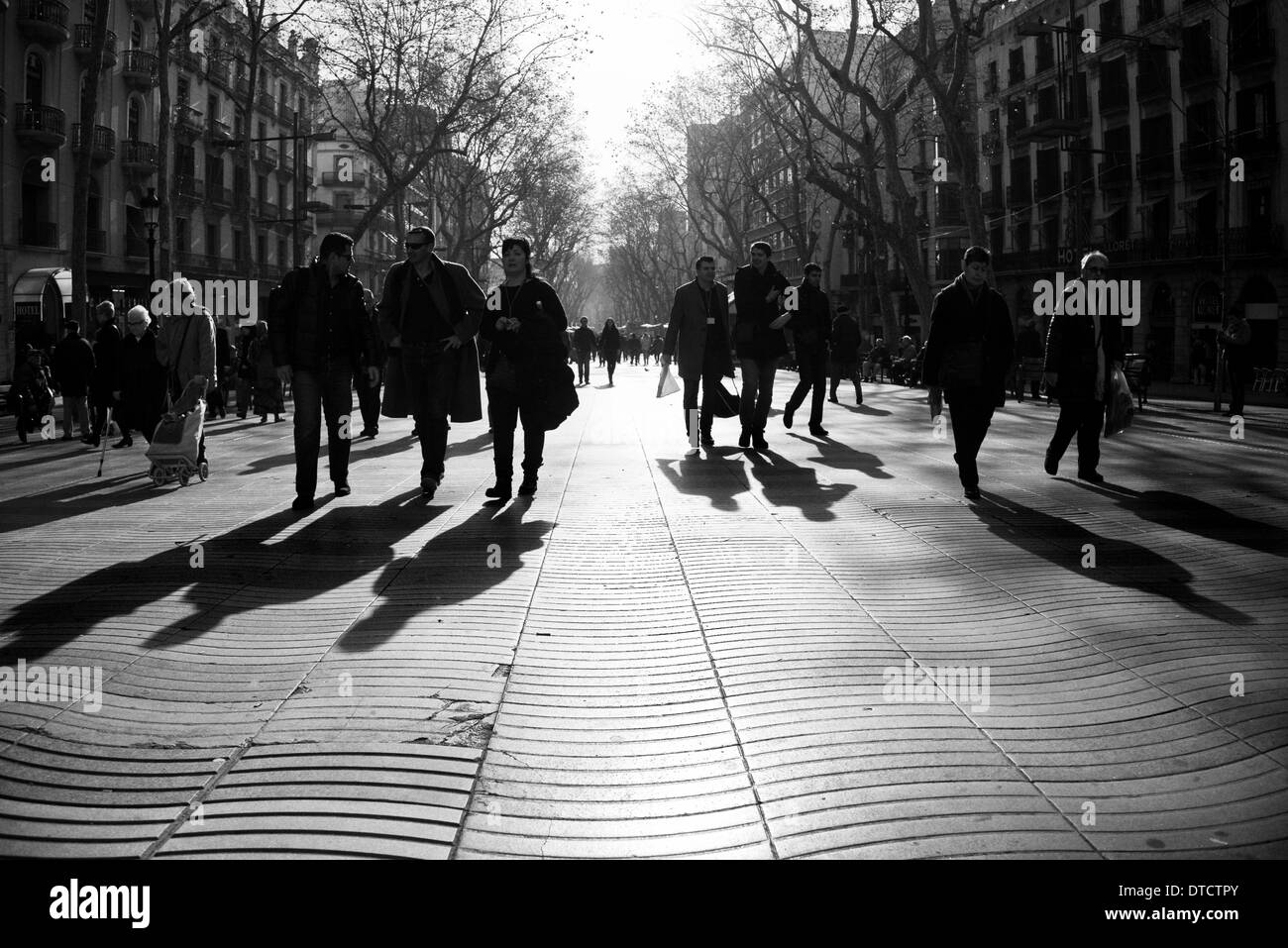La gente caminando por la calle principal en el centro de la ciudad de Barcelona: La Rambla Foto de stock