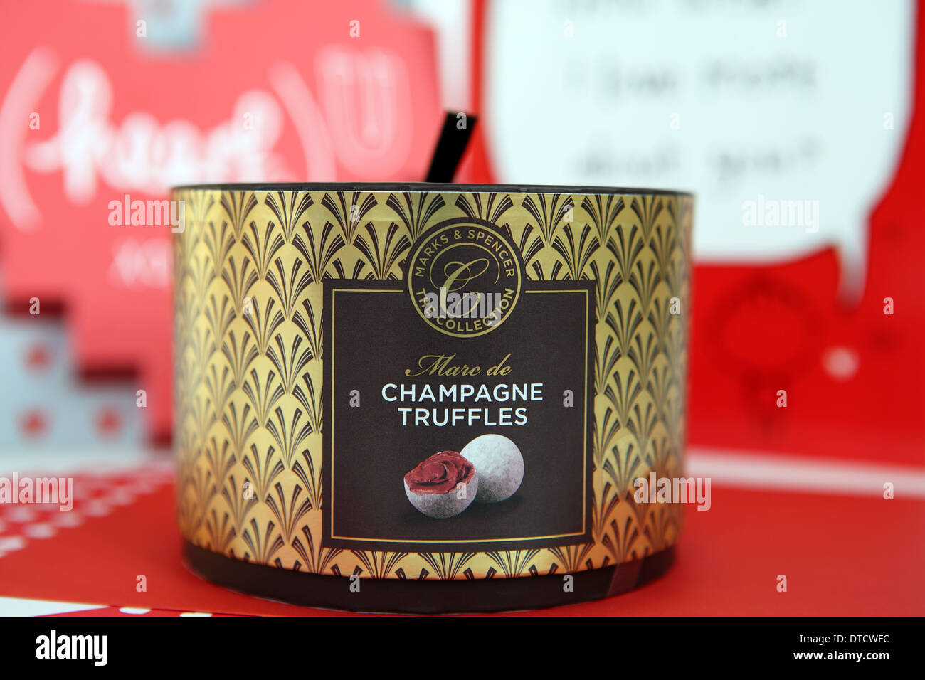 Caja de Trufas de champán con tarjetas de San Valentín en el fondo Foto de stock