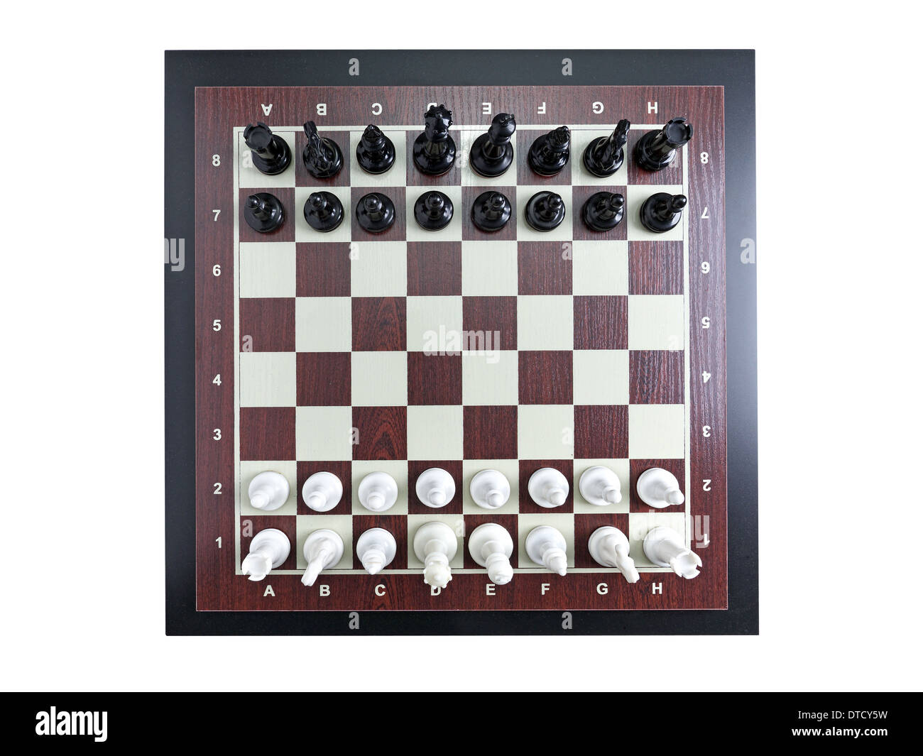 Tablero de ajedrez con filas de figuras de ajedrez blanco y negro disparó desde arriba Foto de stock