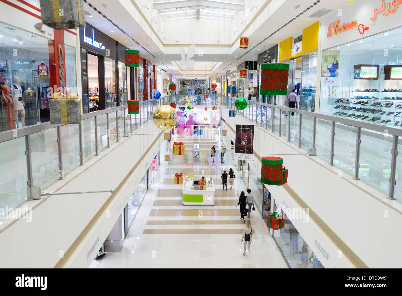 Dubai Outlet Mall, con tiendas de marca de descuento en Dubai, Emiratos Árabes Unidos Foto de stock