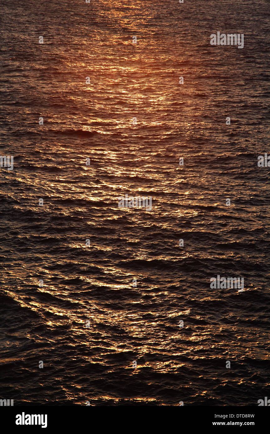 Puesta de sol en el mar. Mediterráneo, cerca de la isla de Creta, Grecia. Foto de stock