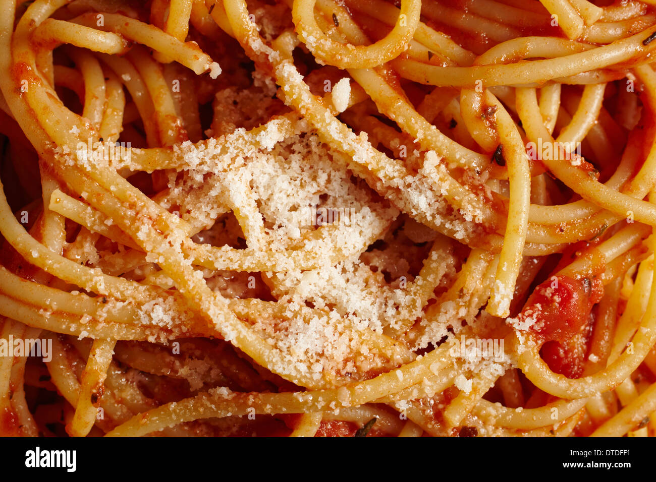 Espaguetis con salsa de tomate y queso rallado Foto de stock