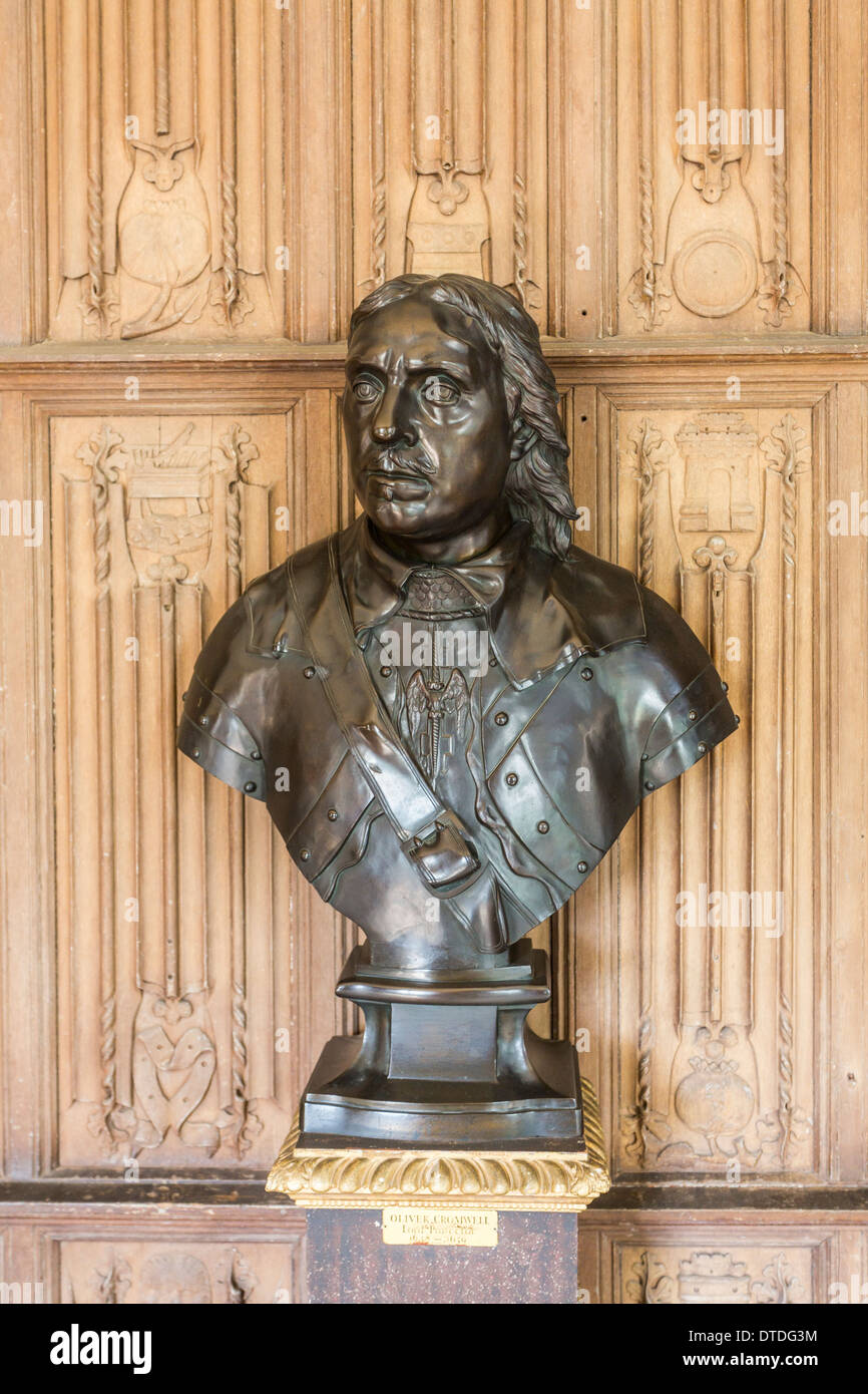 Busto de bronce de Oliver Cromwell, Lord Protector, el Vyne, Basingstoke, Hampshire, Reino Unido Foto de stock