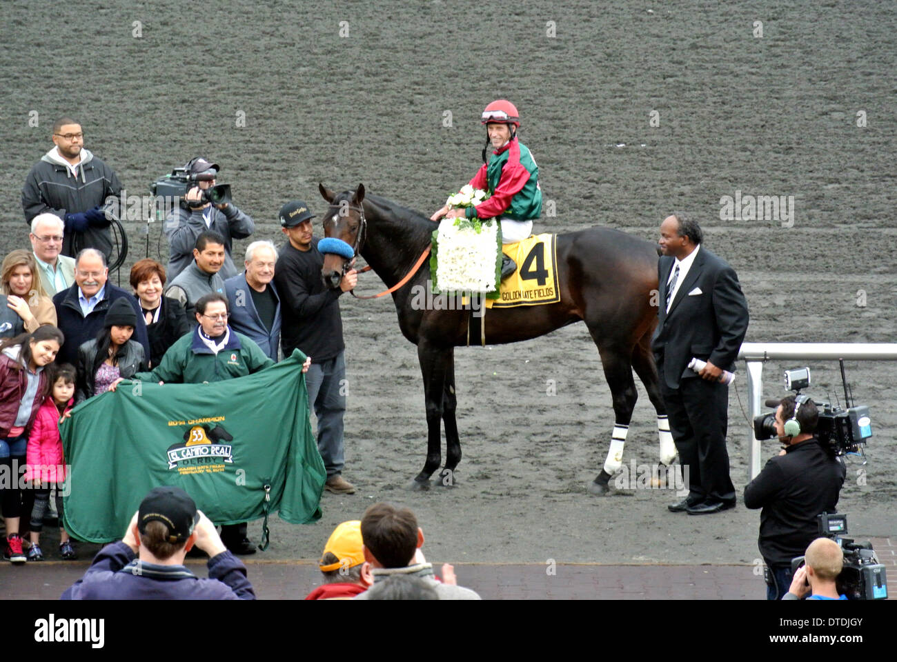 Jockey russell Baze posa con tamarando ganador de la 33ª El Camino Real derby en el Golden Gate Fields Foto de stock