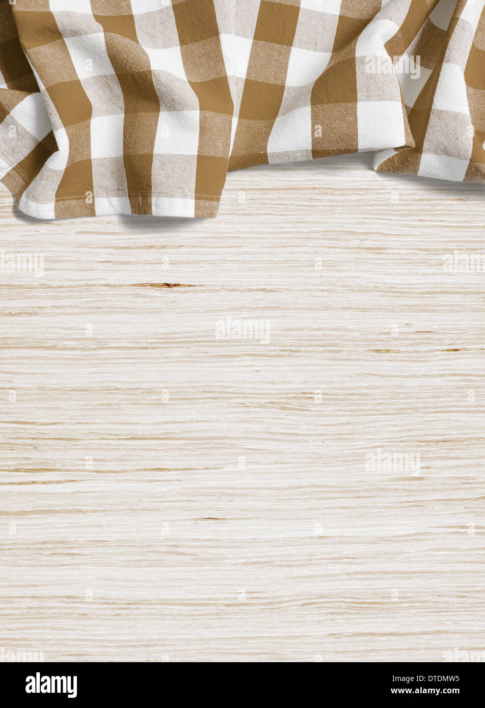 Mantel doblado sobre mesa de madera blanqueada Foto de stock