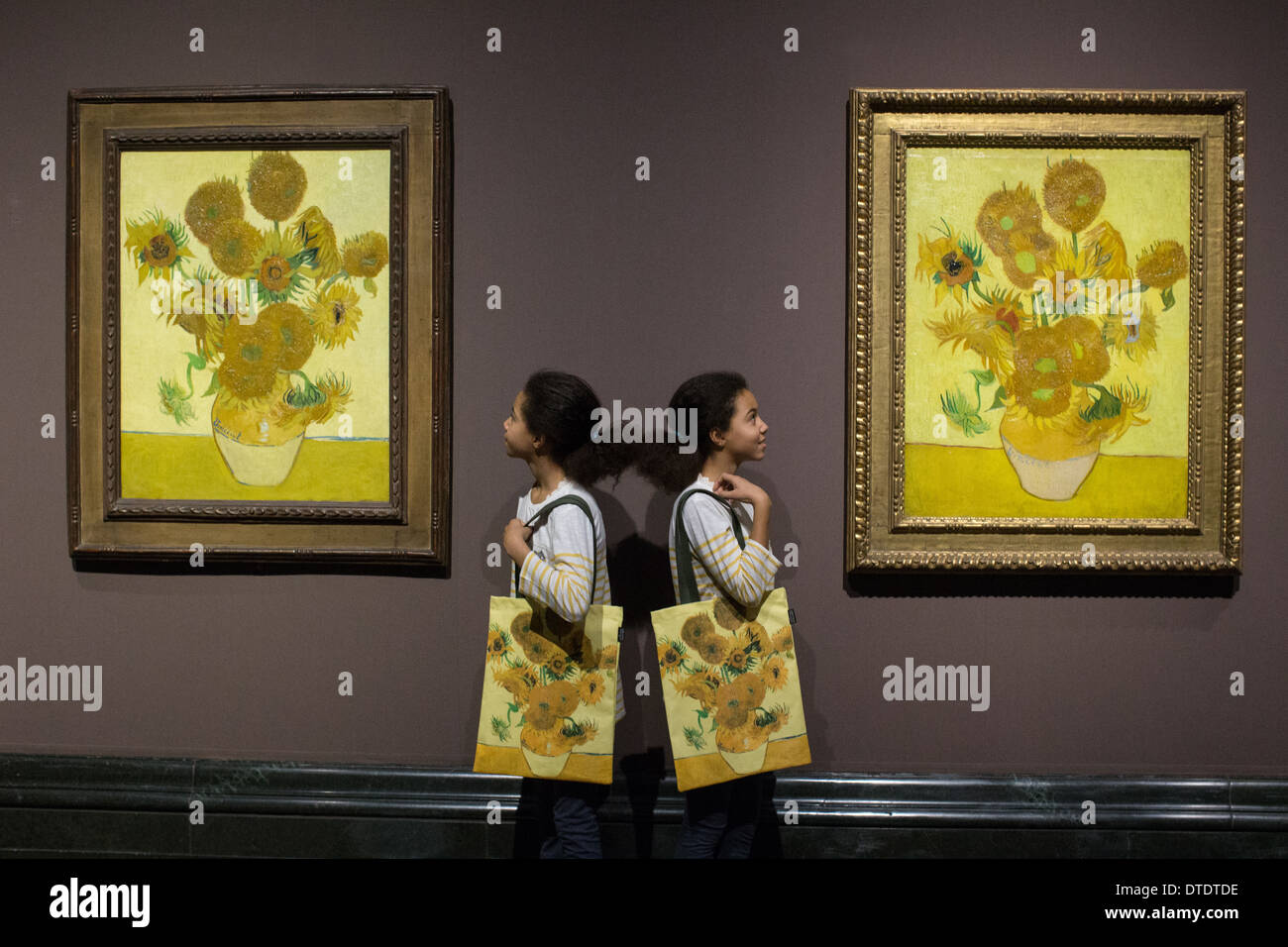 Los girasoles de Vincent Van Gogh en la Galería Nacional Foto de stock