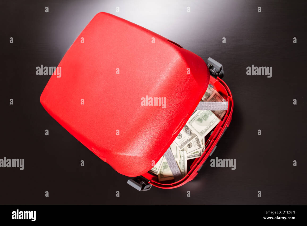Maleta de dinero fotografías e imágenes de alta resolución - Alamy